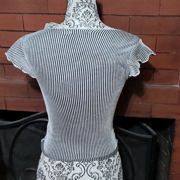 Scrunched, V-Neck Top - Picture 4 of 4